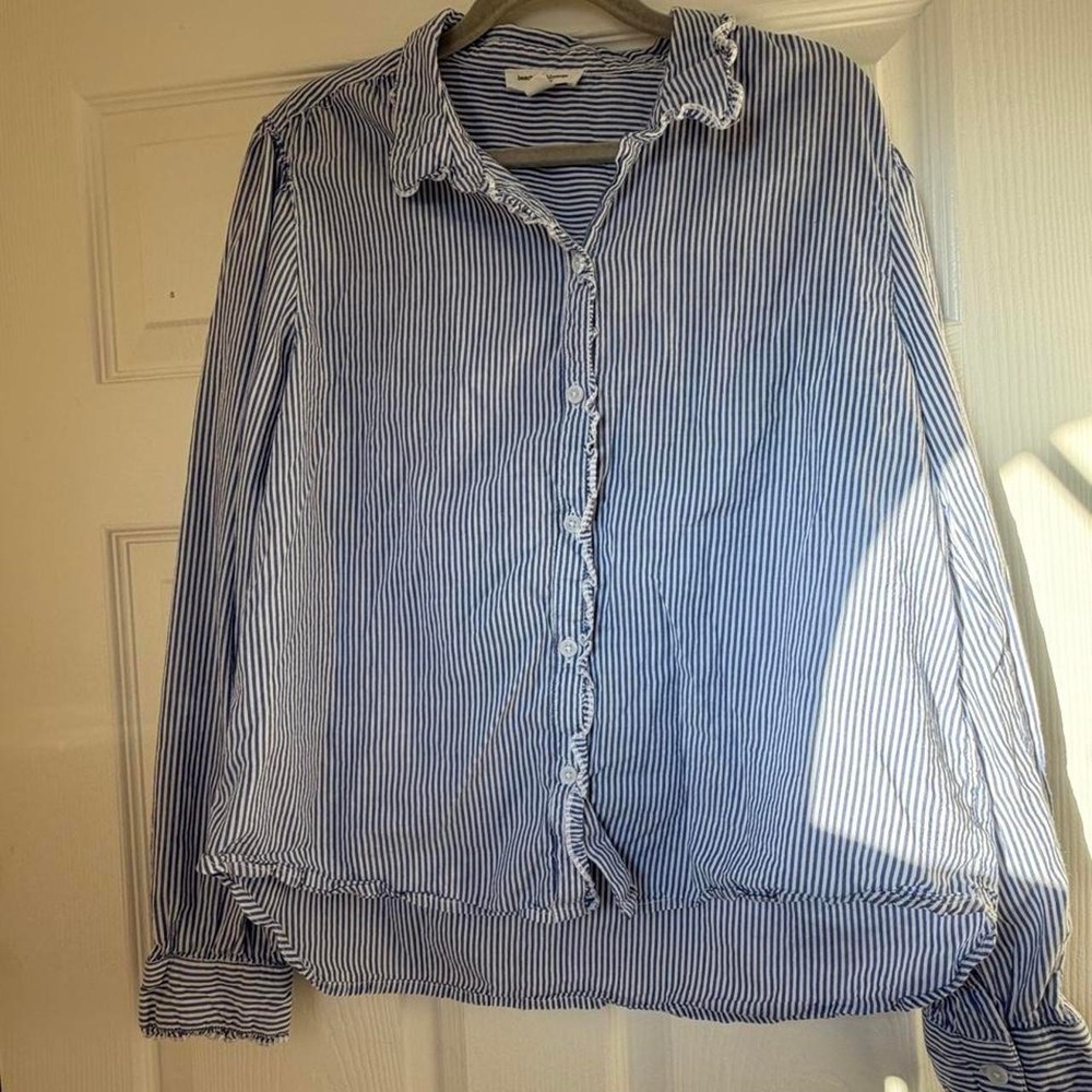 Beachlunchlounge white/blue striped blouse with ruffles in size M